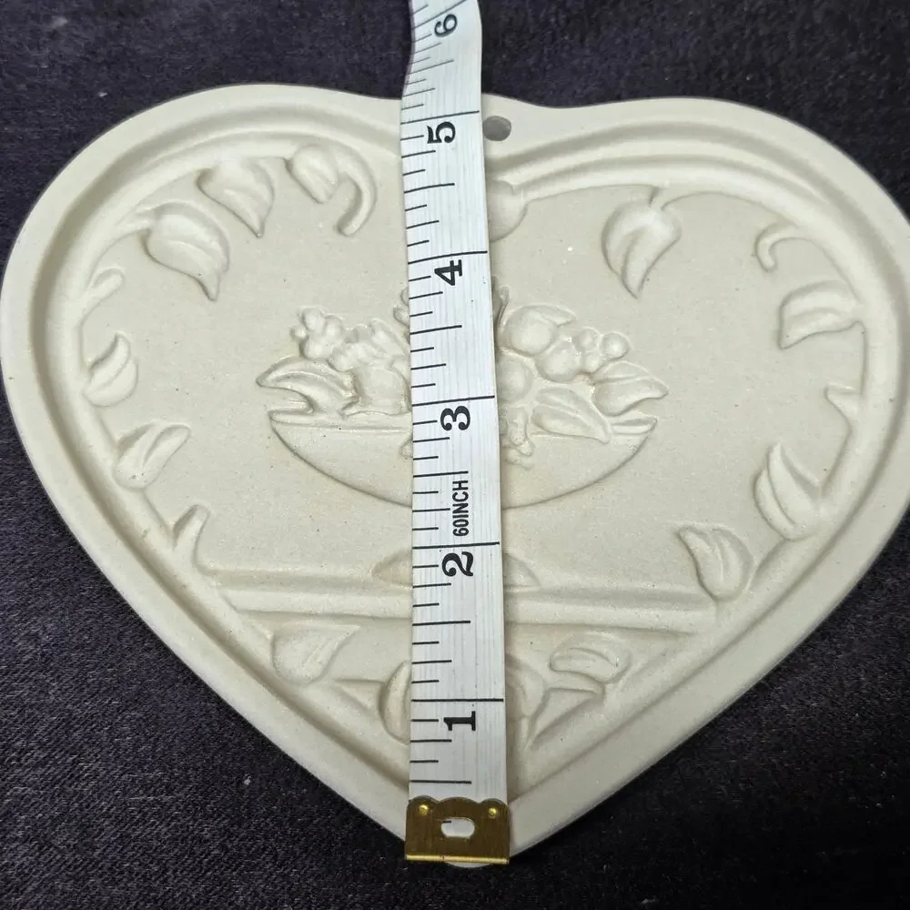 The Pampered Chef Family Heritage Hospitality & Table Heart Clay Cookie Mold